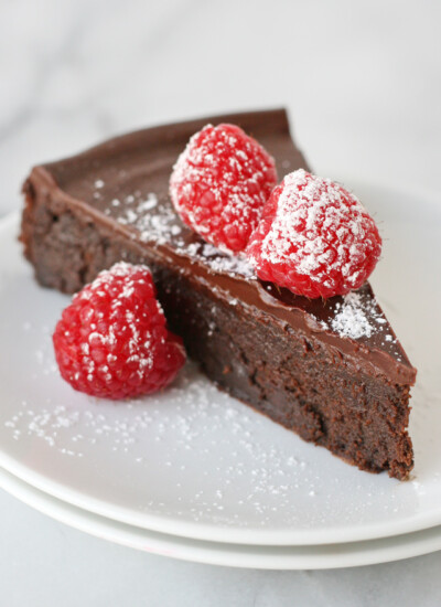 A chocolate lover's dream! Rich & delicious Flourless Chocolate Cake!